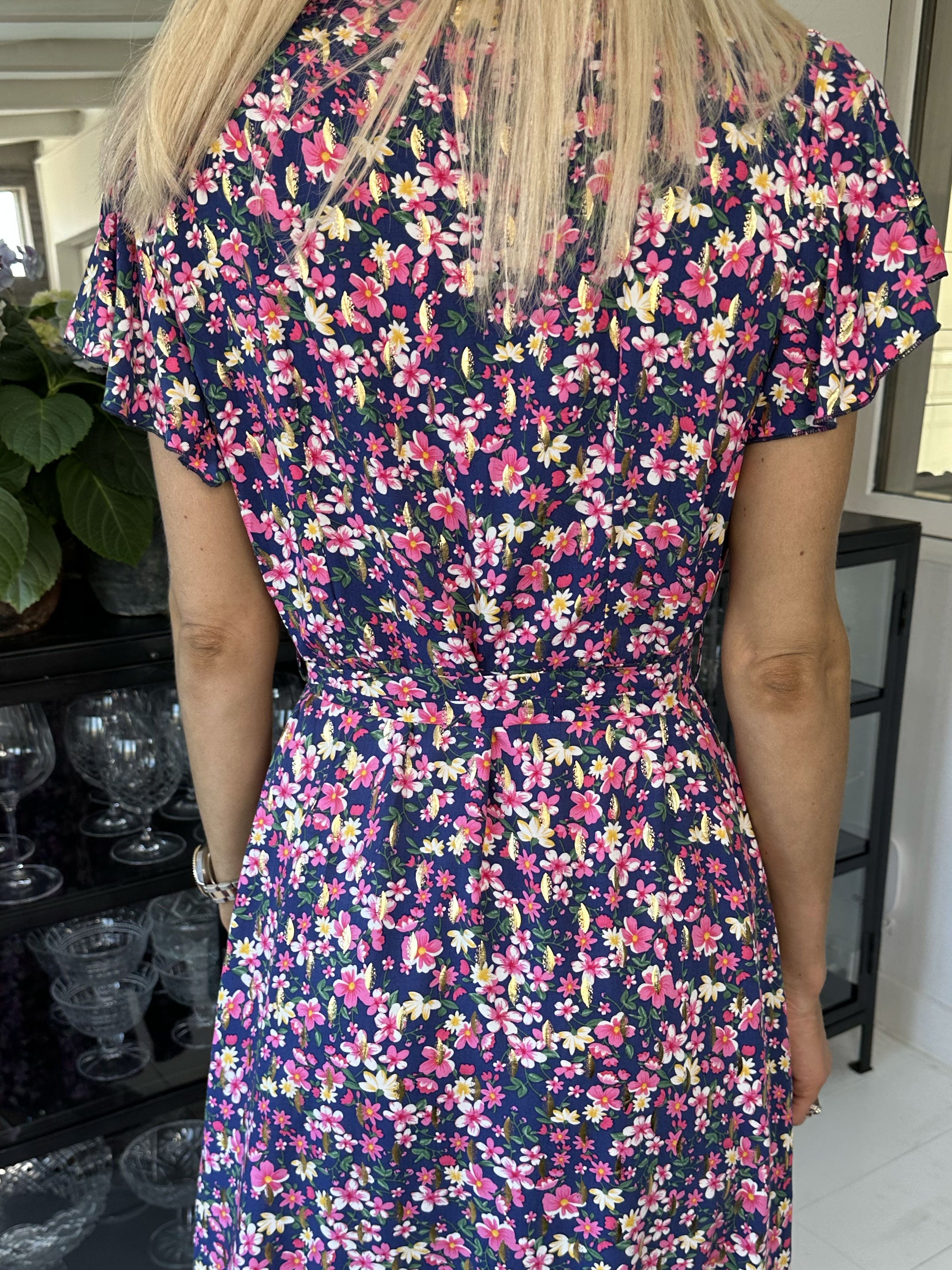 Diora - Blomstret kjole med knapper og bindebånd